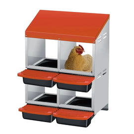 Pondoir 4 nids à deux étages, toit et bacs orange, une poule dans un nid