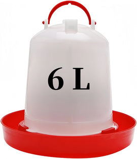 Vue de trois quarts de l'abreuvoir de 6 litres, poignée relevée et coupelle rouge