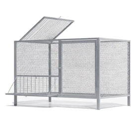 Cage à poules grillagée avec son toit relevé, vue de trois quarts sur fond blanc