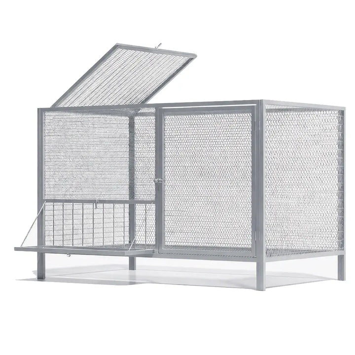 Cage à poules grillagée avec son toit relevé, vue de trois quarts sur fond blanc