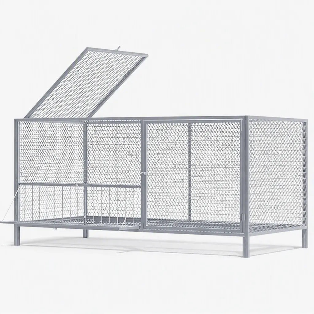 Cage à poules vue de l'arrière, toit ouvrant relevé sur toute la longueur