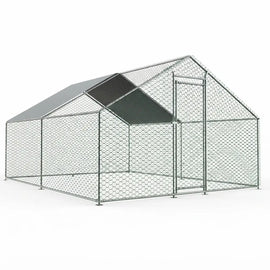 Enclos à poules de 12 m² vu de trois quarts, structure en acier, toit bâché et porte à verrou