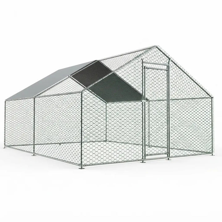 Enclos à poules de 12 m² vu de trois quarts, structure en acier, toit bâché et porte à verrou