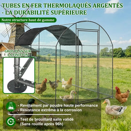 Gros plan sur la finition thermolaquée des tubes en fer et sur le pied de la structure