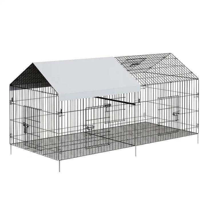 Enclos à poules tunnel pliable en métal noir à toit blanc, vue de trois quarts sur fond blanc