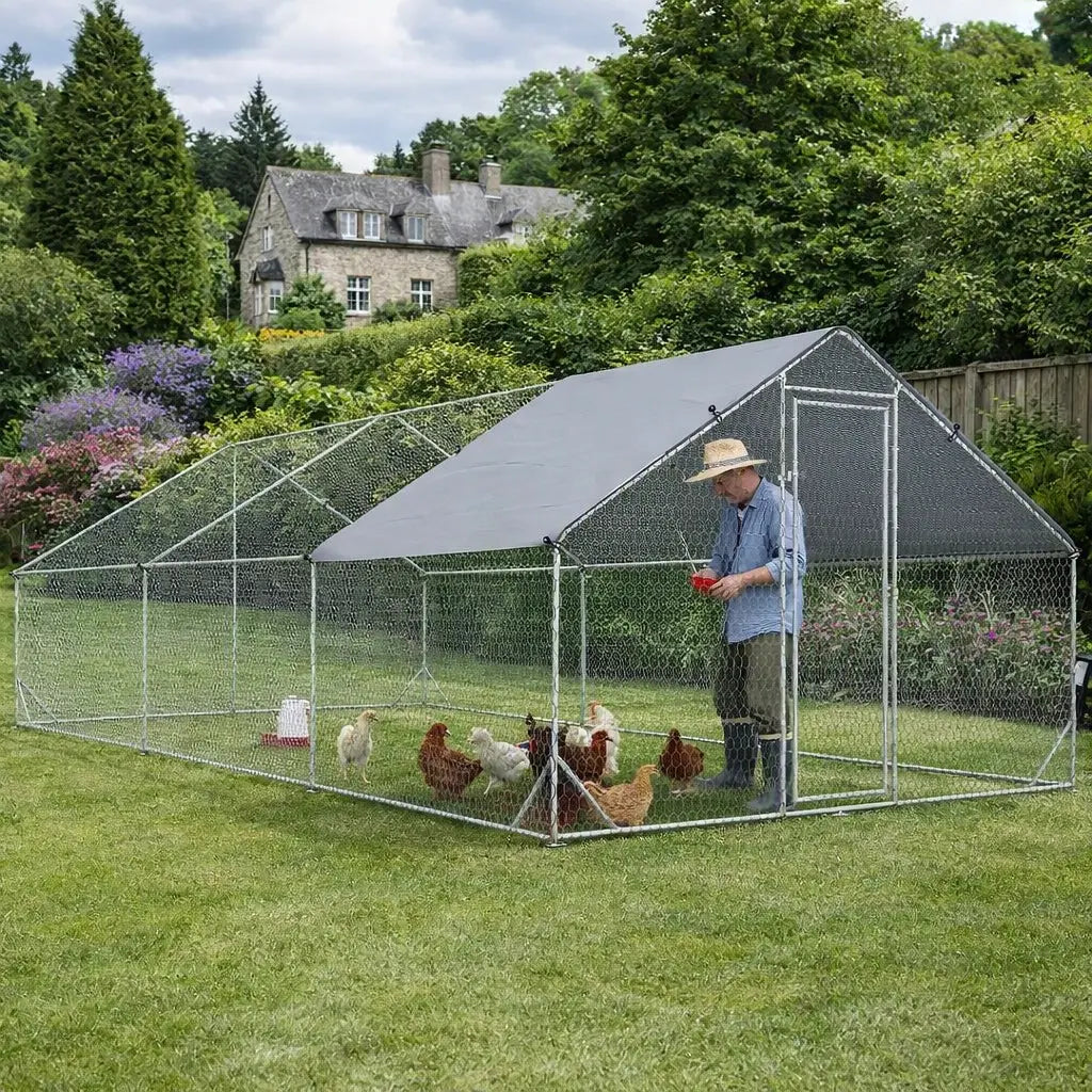 Éleveur au chapeau de paille debout dans l'enclos de 18 m², auprès de ses poules