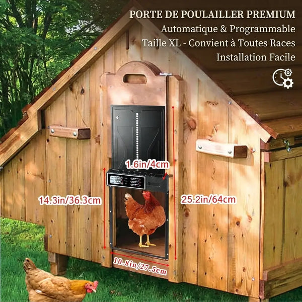La porte en aluminium posée sur un poulailler en bois, 36,3 cm de cadre et 64 cm une fois le panneau relevé
