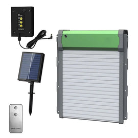 Porte de poulailler solaire à enroulement avec son boîtier de commande, son panneau solaire sur piquet et sa télécommande