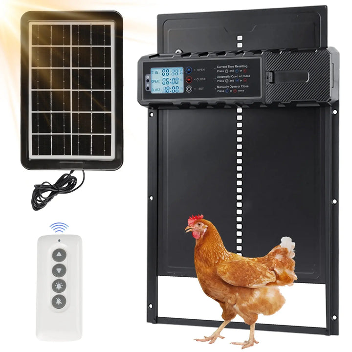 Porte solaire de poulailler rechargeable USB avec son panneau solaire et sa télécommande, une poule devant l'ouverture