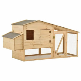 Poulailler en bois avec son enclos grillagé attenant, vu de face