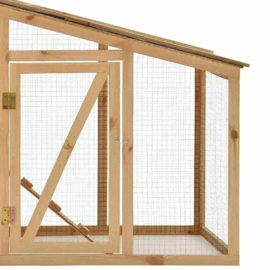 Porte du parc grillagé ouverte sur le côté du poulailler