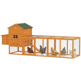 Poulailler en sapin orange de 297 cm, abri surélevé à toit vert, pondoir latéral et enclos grillagé de 2 mètres où cinq poules picorent