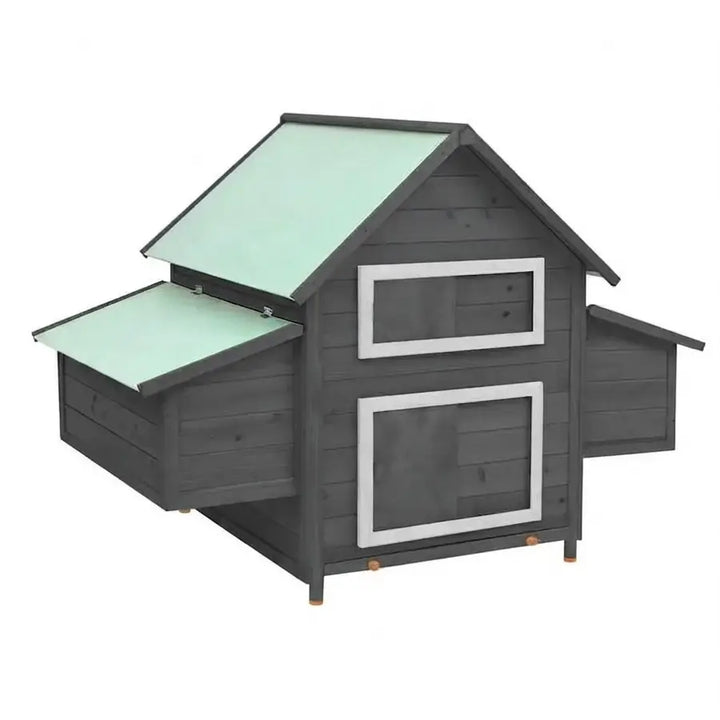 Poulailler en bois gris foncé à toit vert et huisseries blanches, vu de trois quarts sur fond blanc