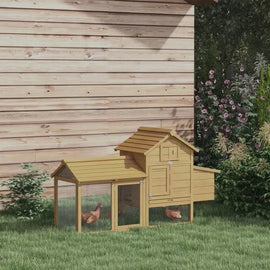 Poulailler en bois avec parc grillagé, adossé à une palissade, poules autour