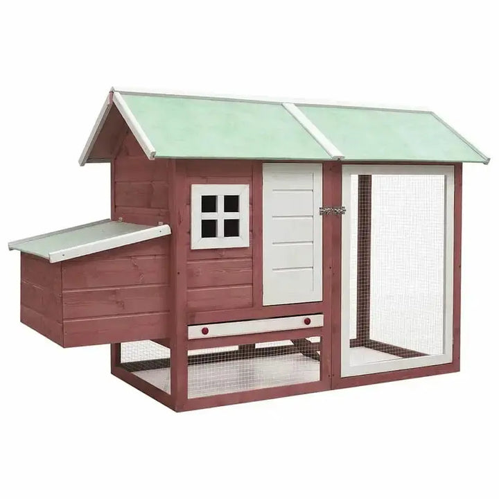 Poulailler en bois rouge brique de 170 cm à toit vert débordant, pondoir latéral à gauche, plateau coulissant sous la porte et enclos grillagé à droite, sur fond blanc