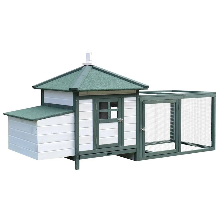 Poulailler cottage en bois vert et blanc de 196 cm, pondoir latéral à gauche, abri central à toit quatre pans et enclos grillagé à droite, sur fond blanc