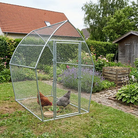 Poulailler de 2 m posé sur une pelouse près d'un massif de lavande, deux poules à l'intérieur